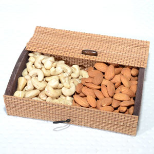 Crispy and Crunchy Dryfruits box
