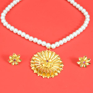 Bright Artificial Pearl Necklace