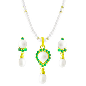 Classic Pearl Pendant Set