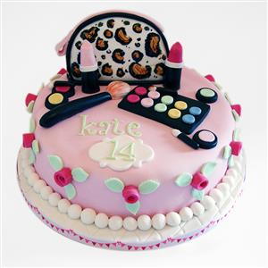 Makeup Set Strawberry Bday Cake 3 Kg