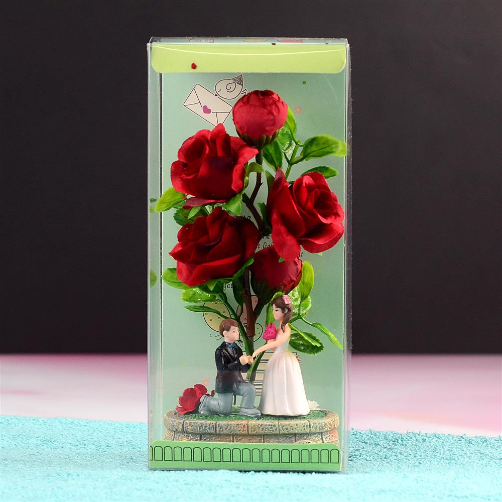 Showpiece of Cute Couple With Roses, Showpiece which will convey your Love